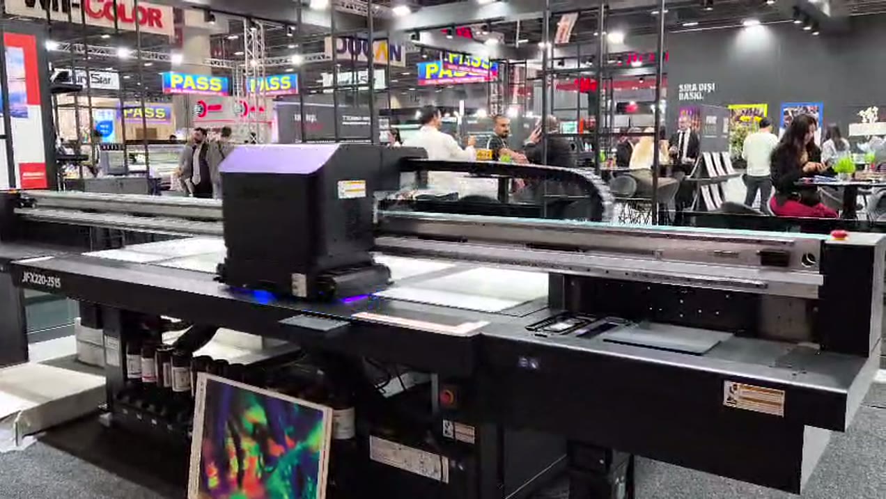 SIGN İstanbul 2026 Mimaki standı 5D10, JFX220-2515 çalışırken